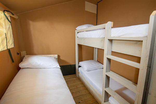 Camping Chateau De Galaure Chateauneuf-de-Galaure Екстер'єр фото