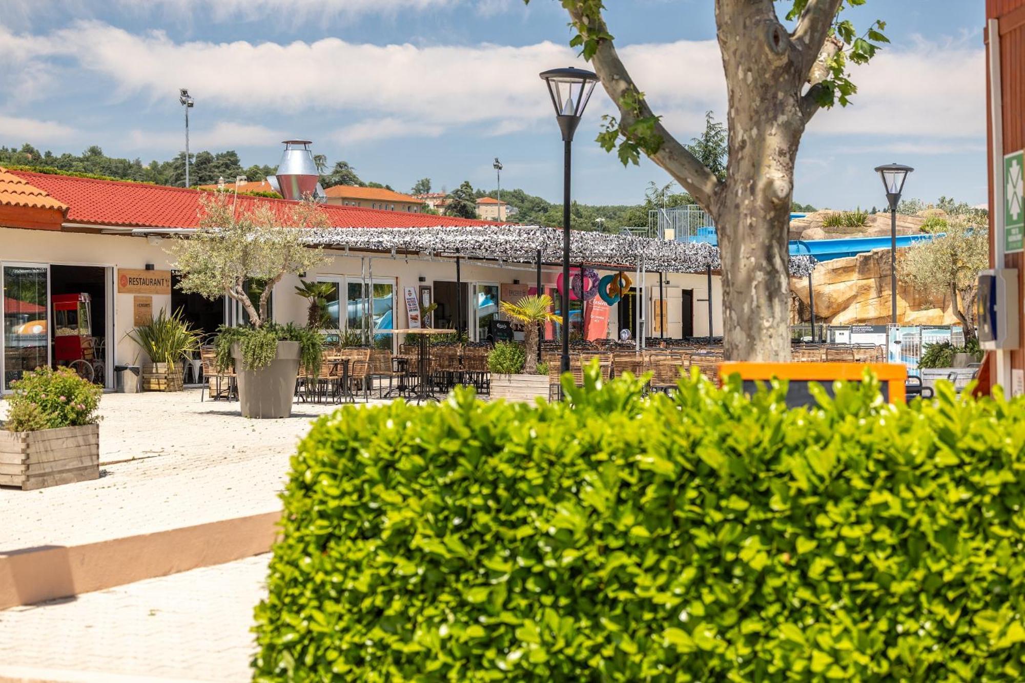 Camping Chateau De Galaure Chateauneuf-de-Galaure Екстер'єр фото